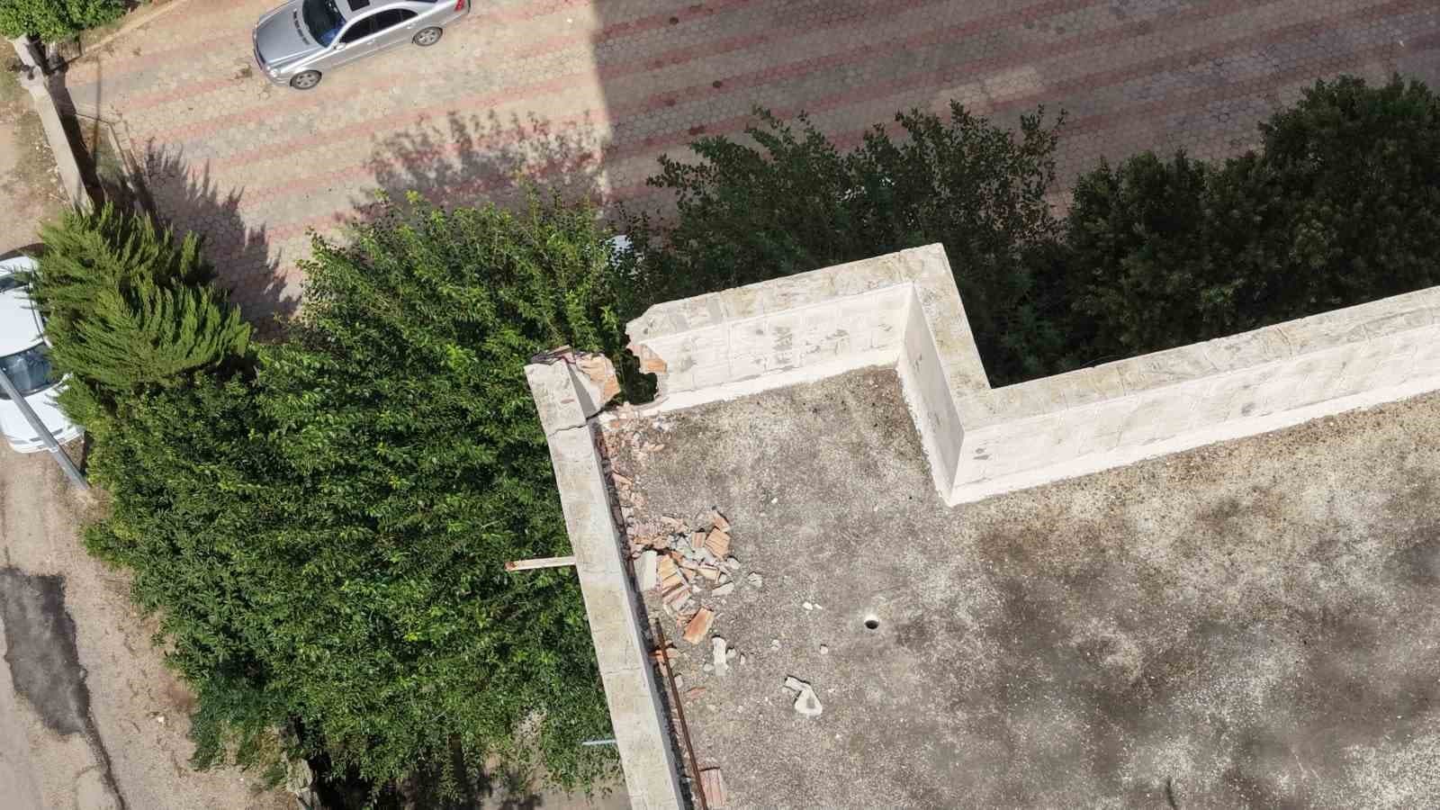 Kozan'da Apartmana Yıldırım Düştü: Hasar Dronla Kaydedildi