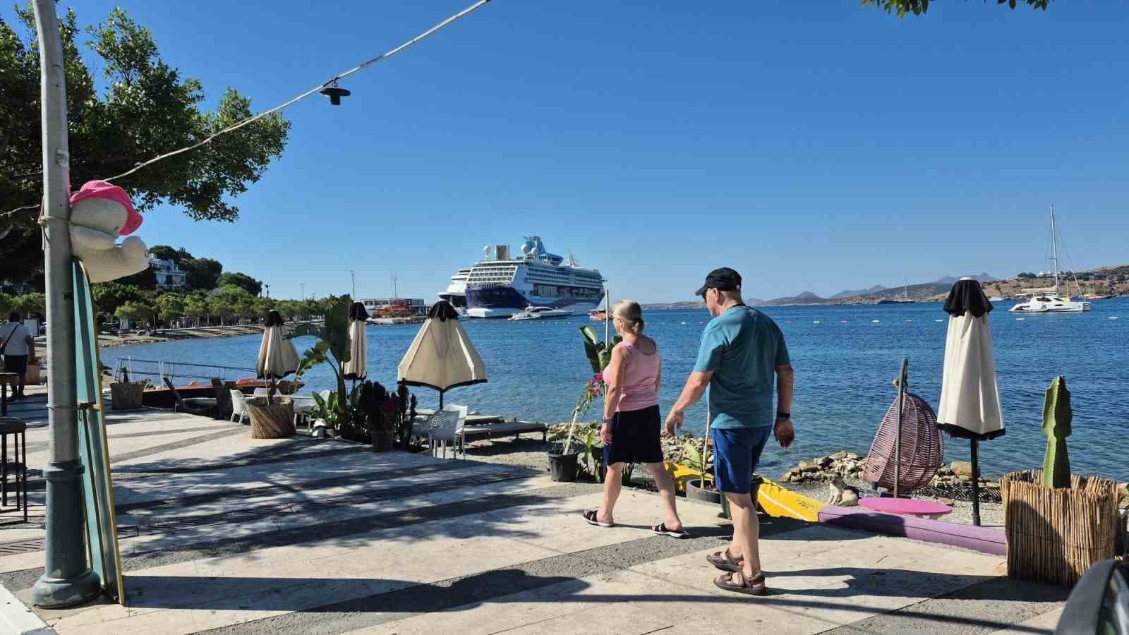 Bodrum Limanı'na İki Dev Kruvaziyer Gemisi Demir Attı