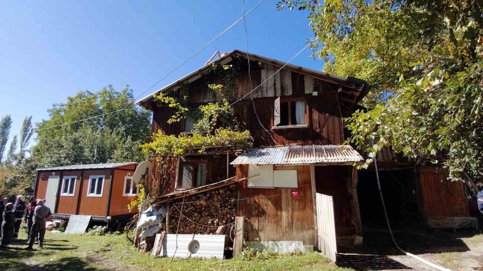 Bolu'da Ahşap Evdeki Yangını Köylüler Durdurdu