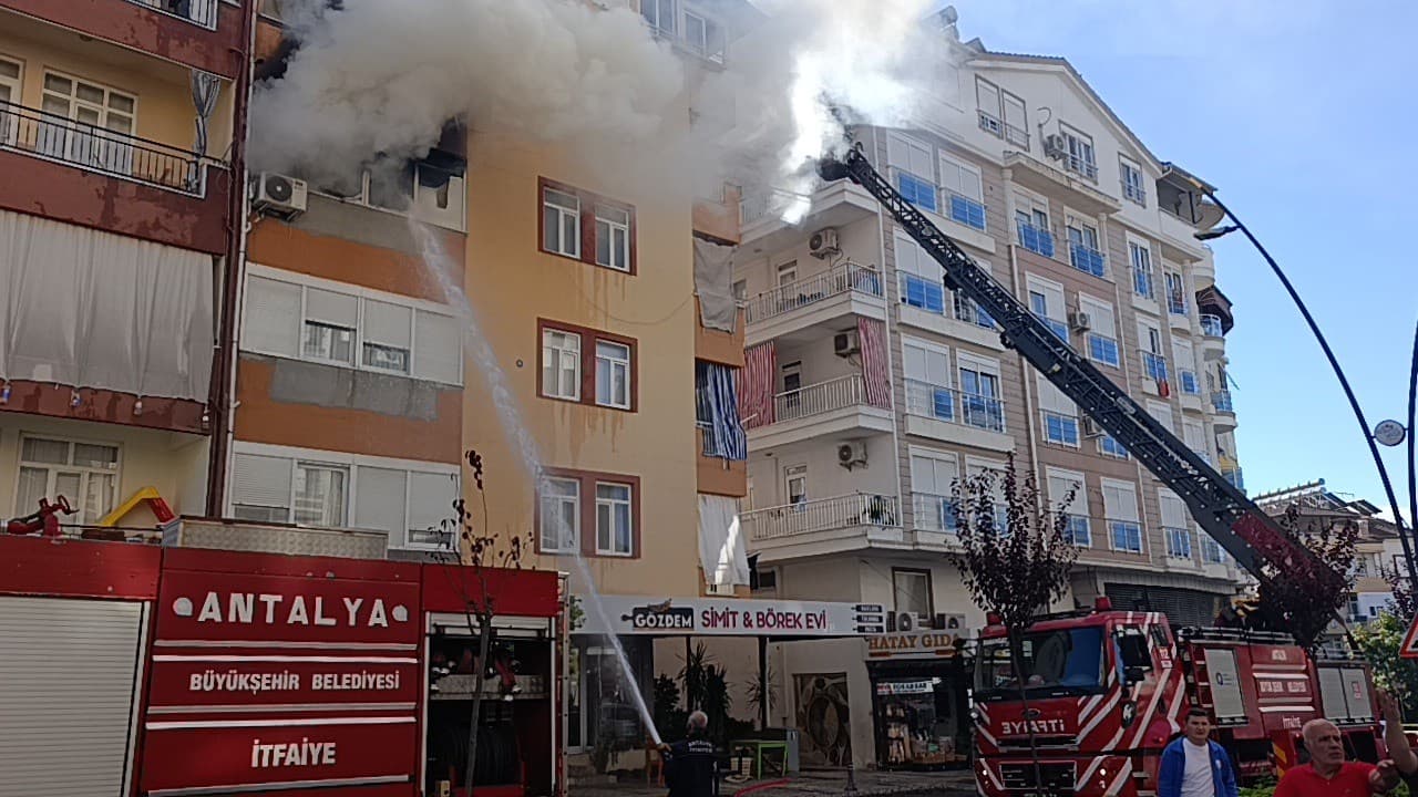 Manavgat'ta 5 Katlı Binada Yangın: 4 Kişi Kurtarıldı