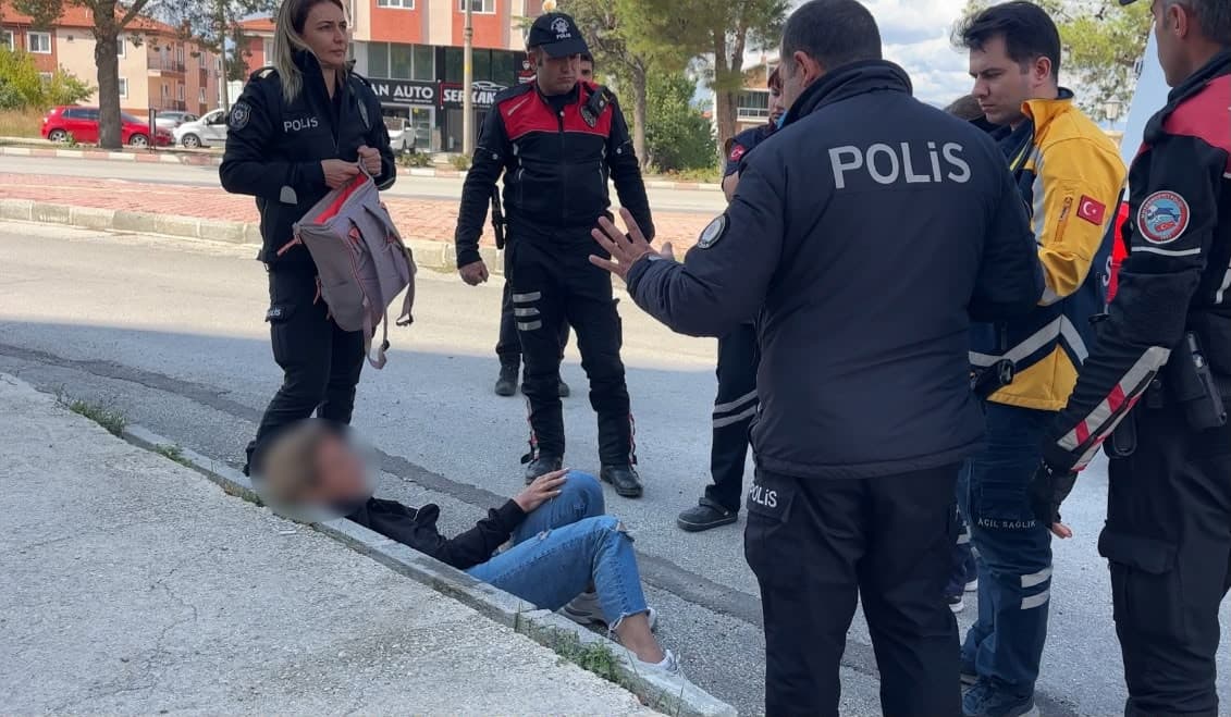 Burdur'da Araçların Önüne Atlayan Yabancı Uyruklu Kadın Polisle Arbede Yaşadı