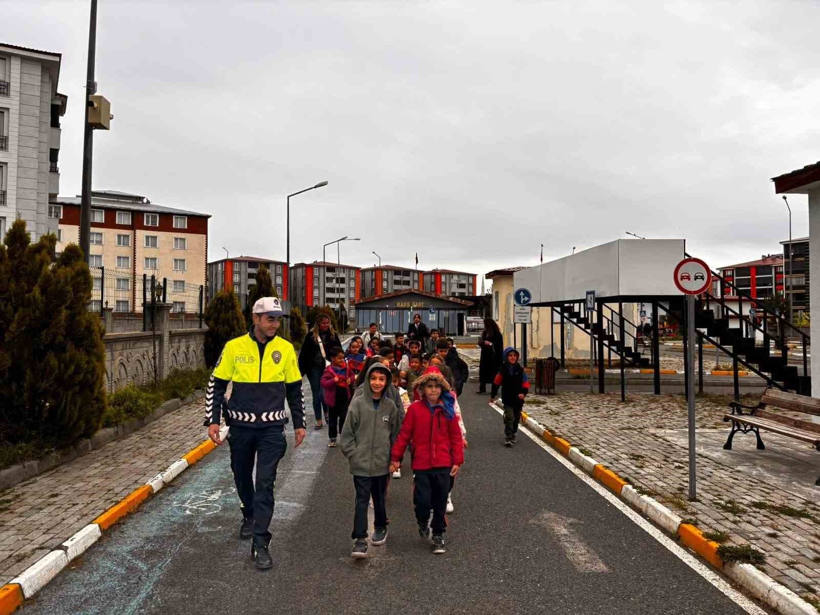 Kars'ta İlkokul Öğrencilerine Uygulamalı Trafik Eğitimi