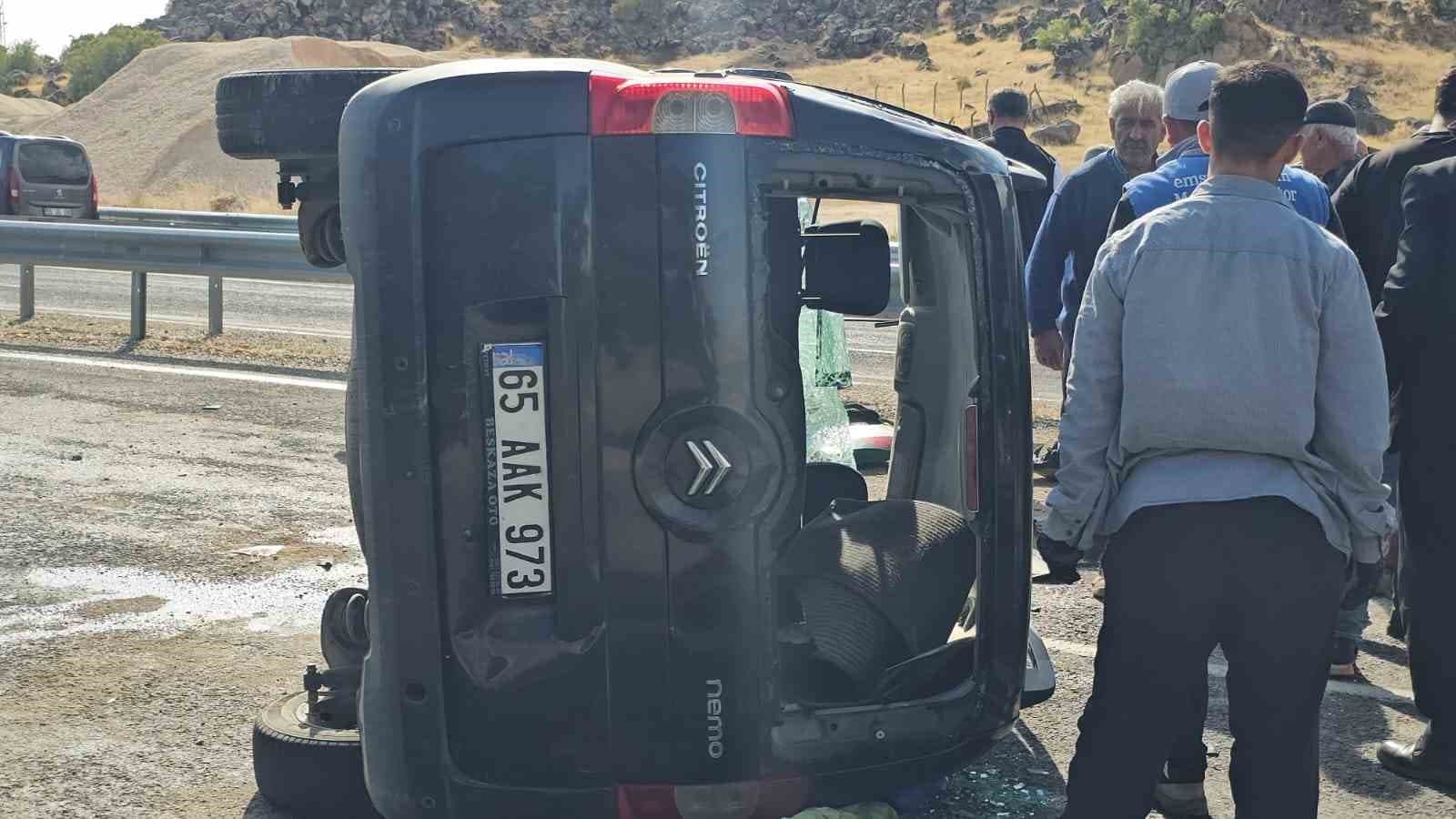 Adilcevaz'da Kamyonet Devrildi: 2 Kişi Yaralandı