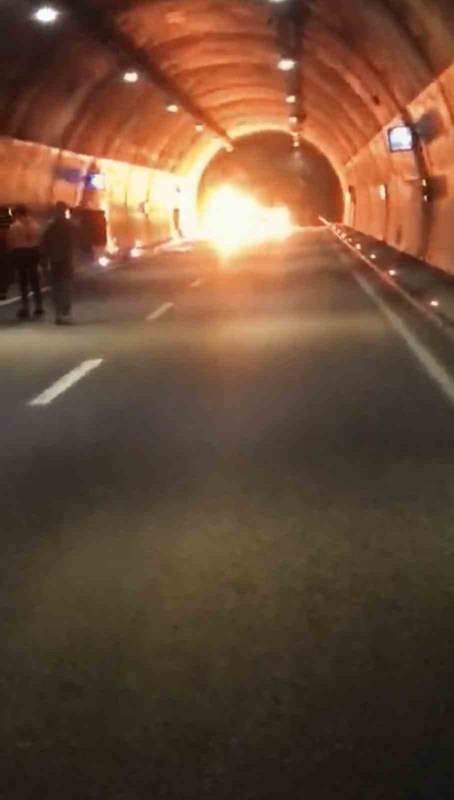 Maçka'daki T2 Tüneli'nde Yarış Yapan Otomobil Alev Aldı: 1 Ölü
