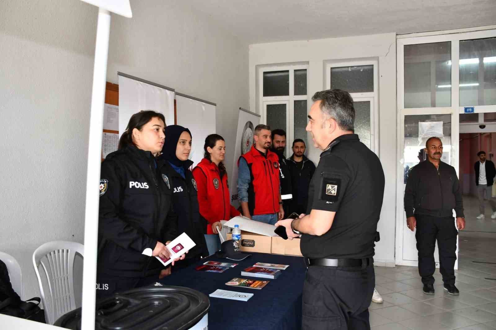 Kars Emniyet Müdürü Tombul Üniversite Öğrencileriyle Buluştu