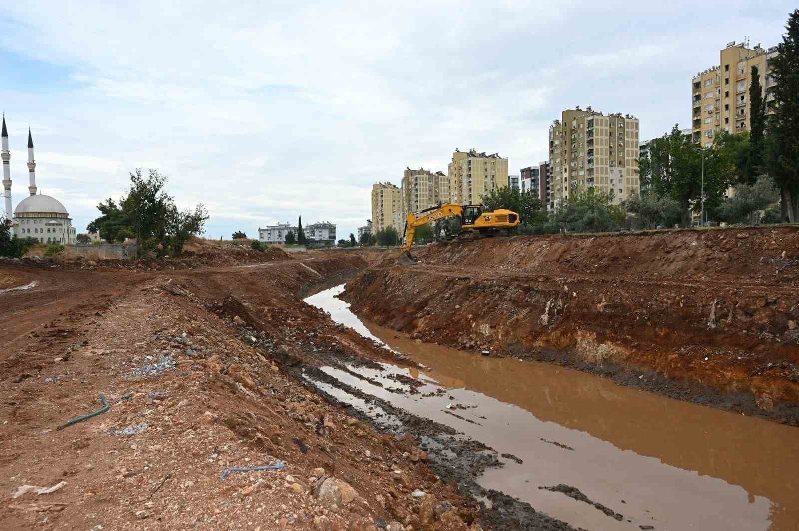 Kepez'de Sel Riskine Karşı Ay Deresi Islah Çalışmaları Sürüyor