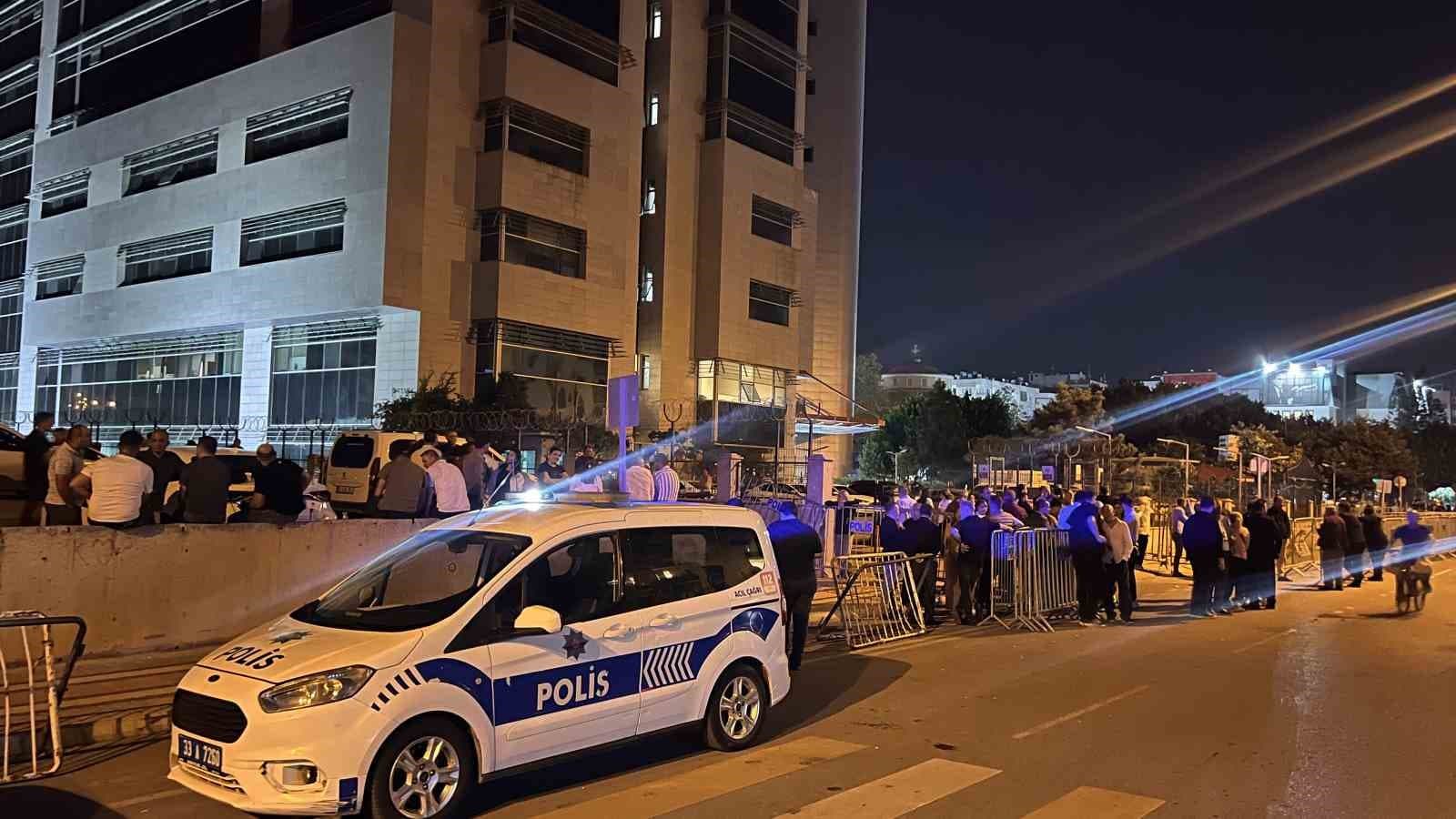 Mersin'de Üç Belediye Başkanı Tutuklama Talebiyle Adliyeye Sevk Edildi