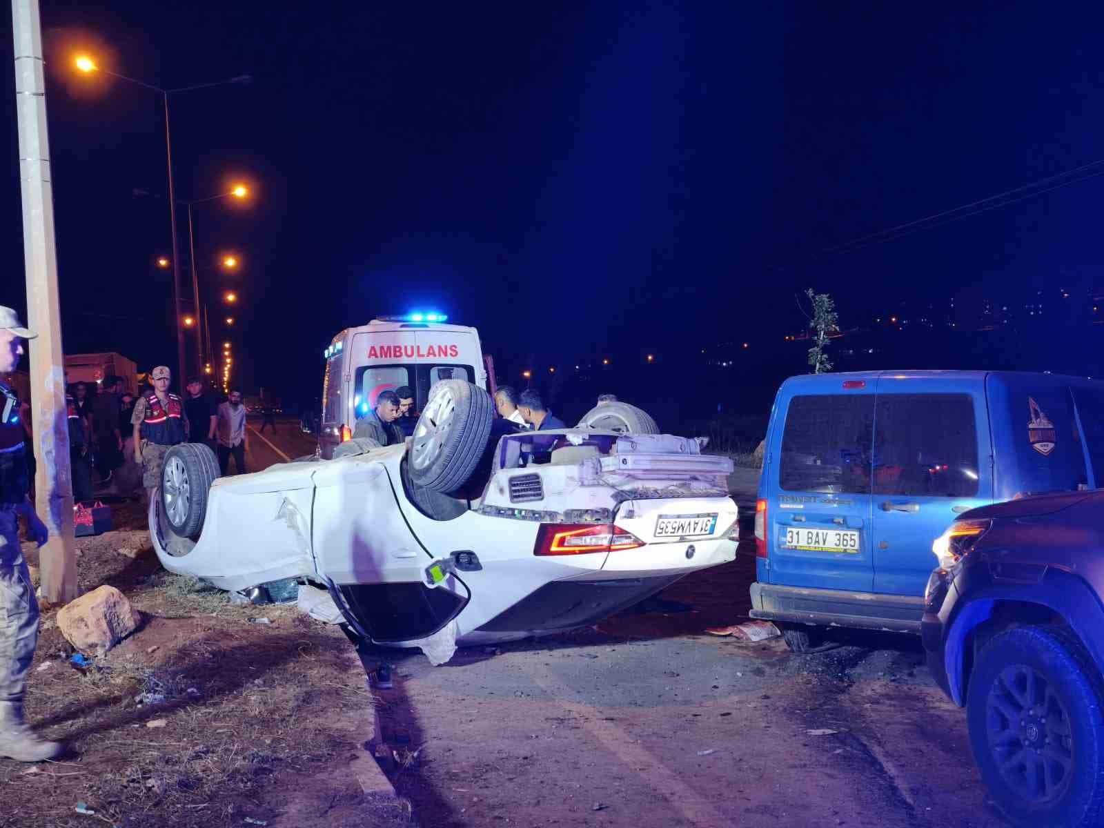 Hatay'da Korkunç Kaza: Takla Atan Otomobil Tır Sürücülerinin Üzerine Devrildi
