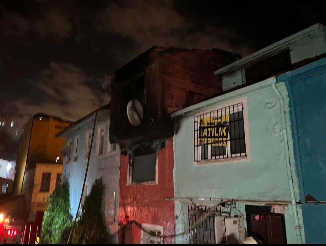 Fatih'te İki Katlı Binada Korkutan Yangın