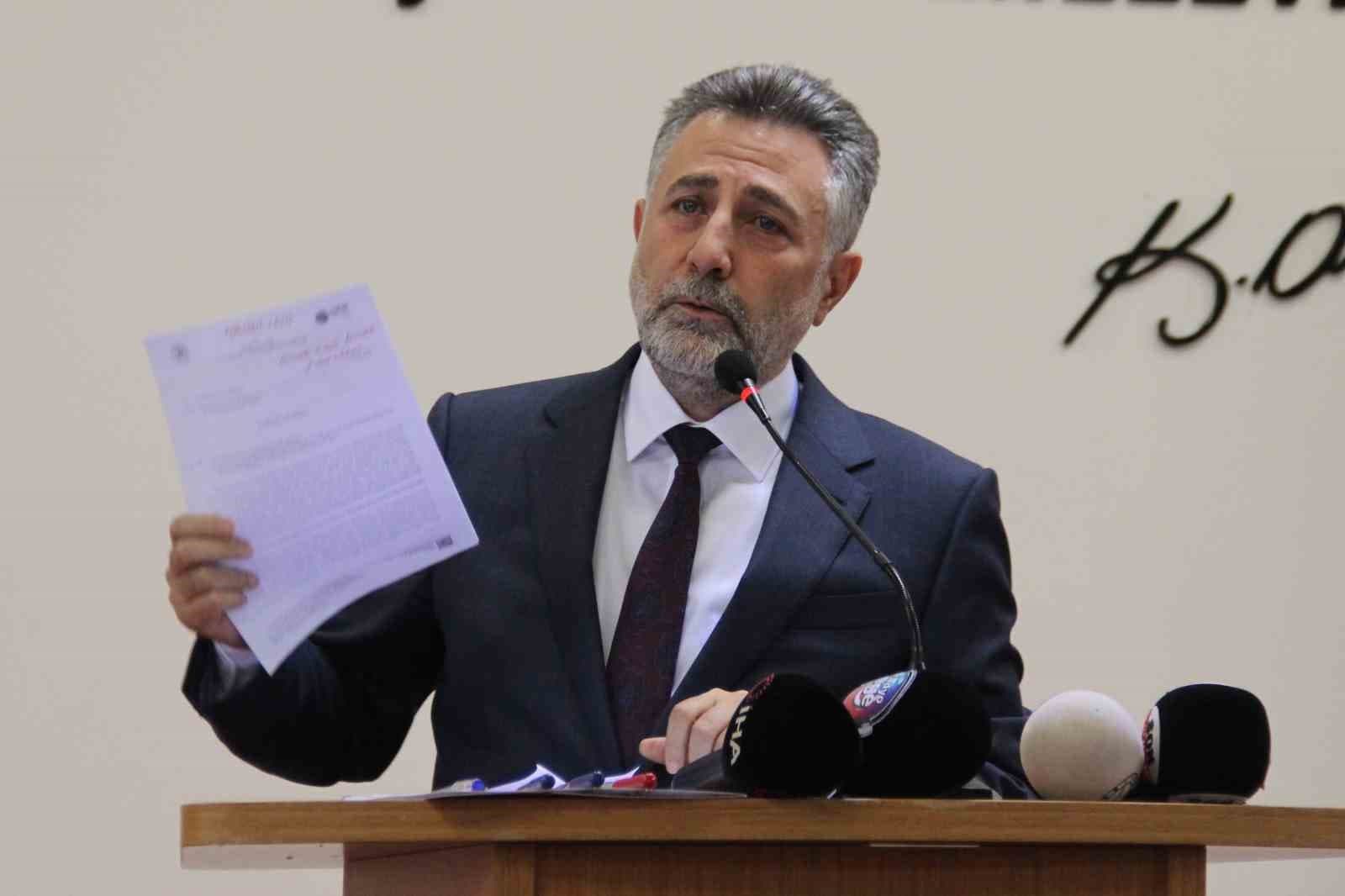 Bayraklı Belediyesi'nde Yolsuzluk Operasyonu: Eski Başkan Serdar Sandal Gözaltında