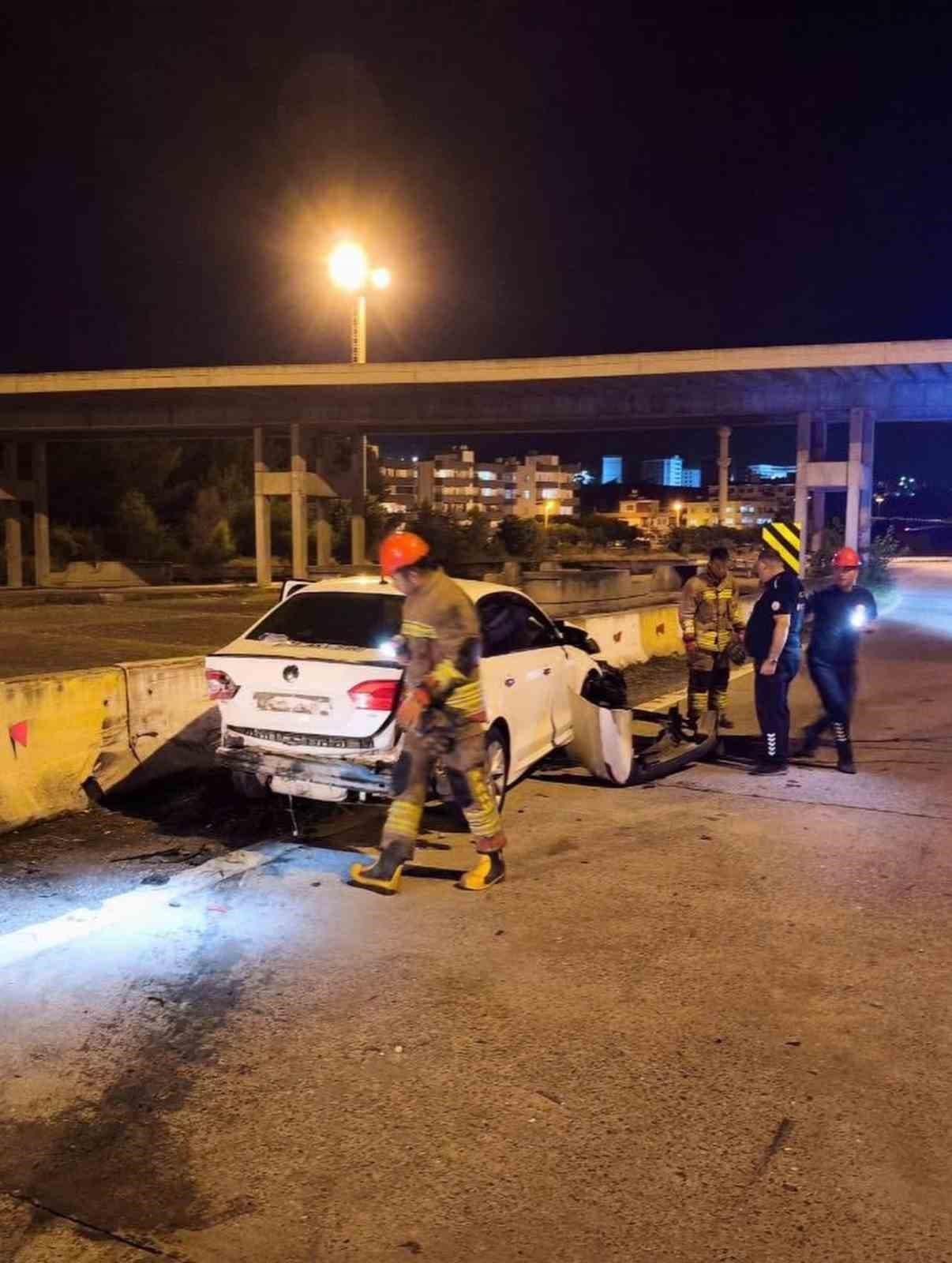 İskenderun'da Otomobil Bariyerlere Çarptı: 1 Yaralı