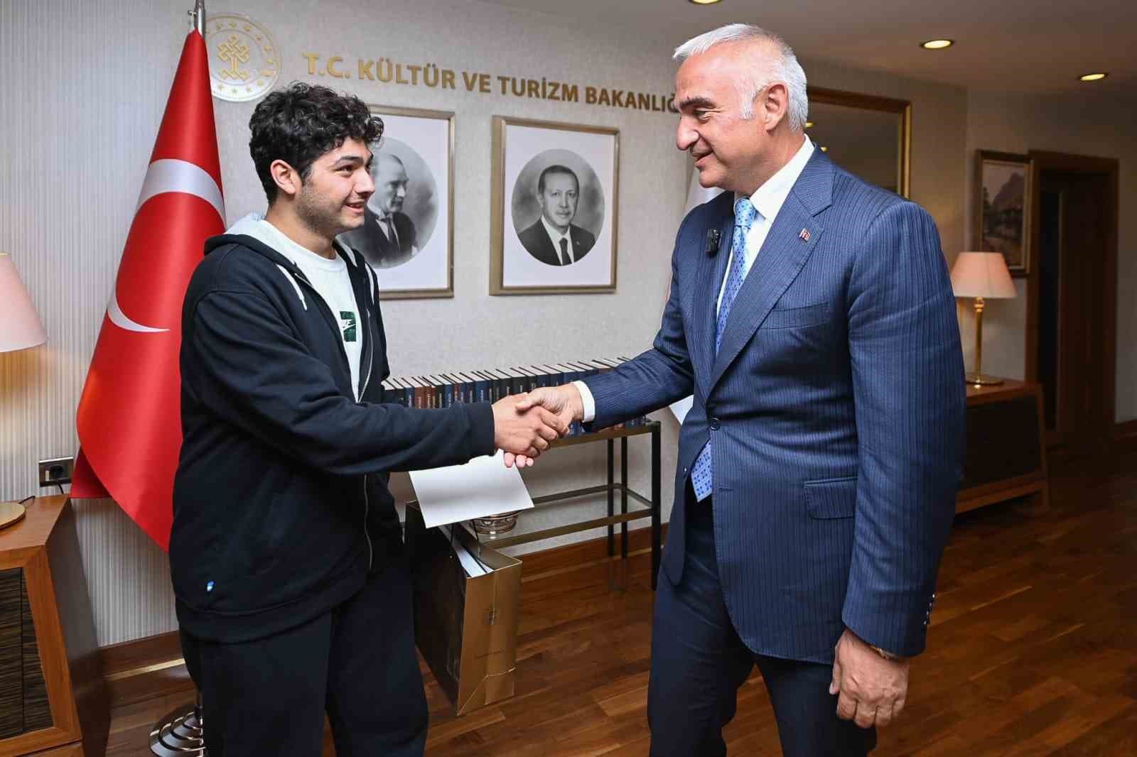 Bakan Ersoy, YKS'de Derece Yapan Orman İşçisi Çocuğu Ahmet Deniz ile Buluştu