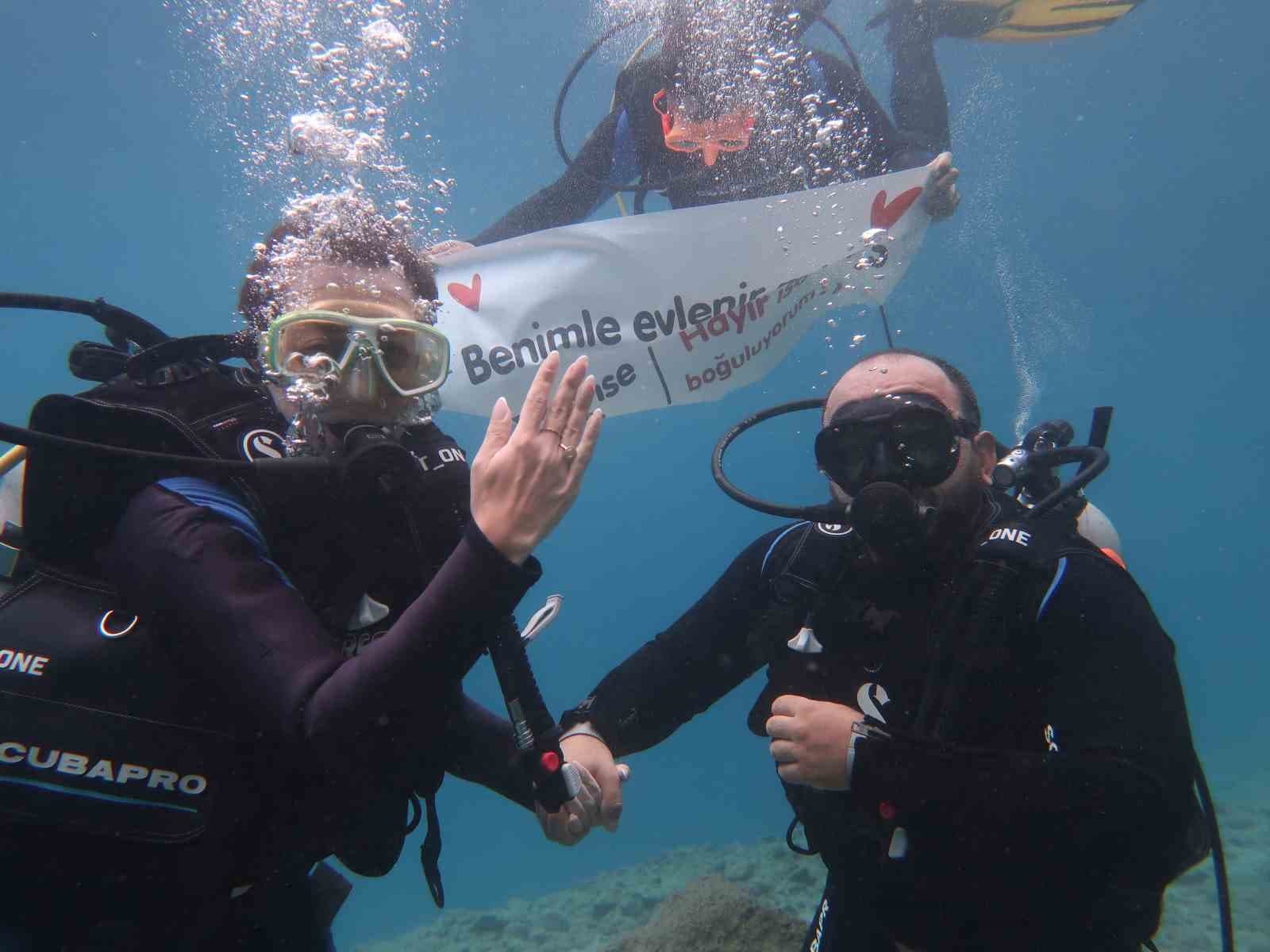 Fethiye'de Deniz Altında Sürpriz Evlilik Teklifi