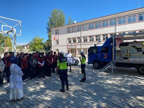 Erzincan'da Öğrenci ve Öğretmenlere Uygulamalı Trafik Eğitimi