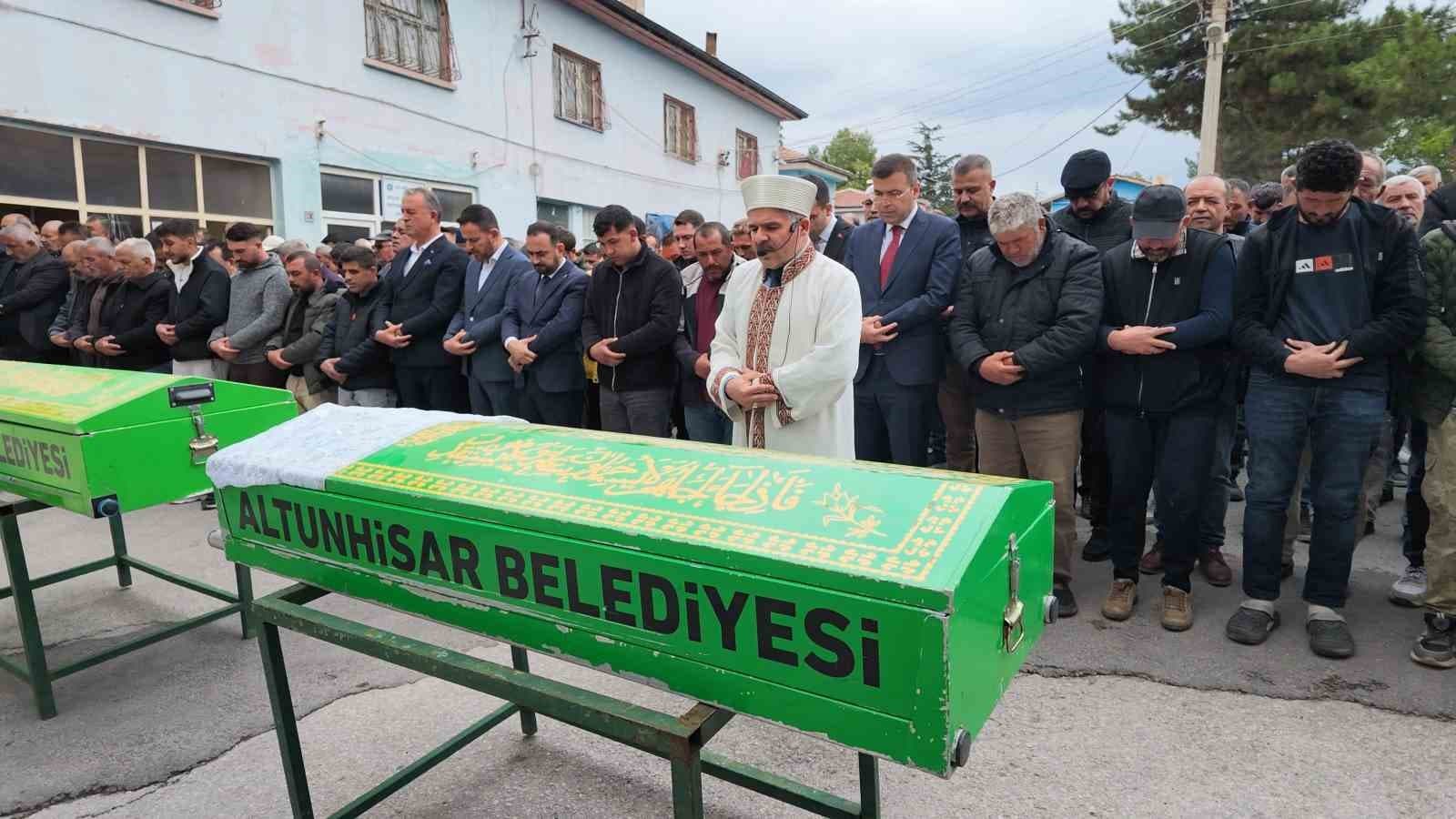 Niğde'de Trafik Kazasında Yaşamını Yitiren Kardeşler Defnedildi