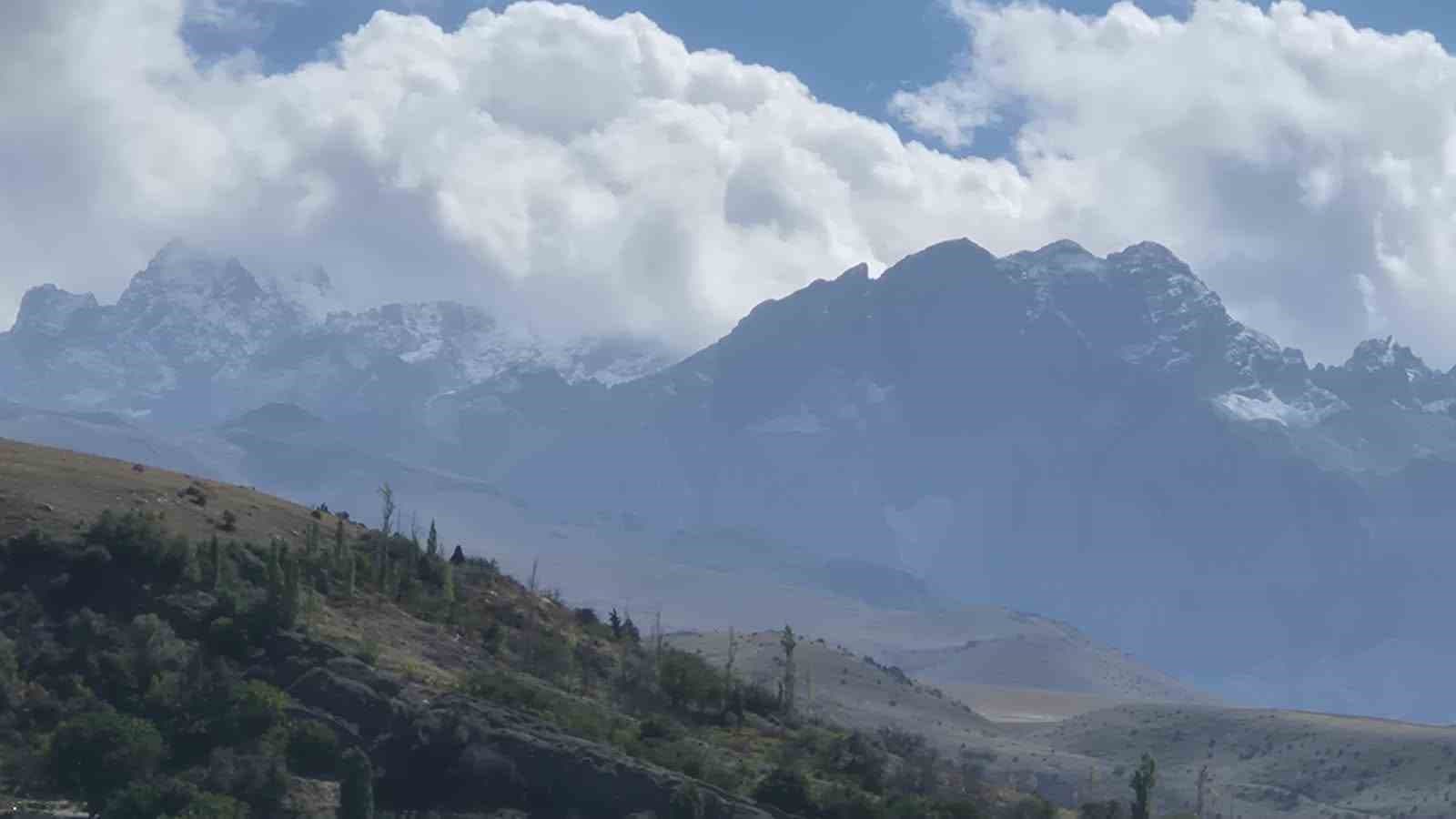 Aladağlar'ın Zirvelerine İlk Kar Düştü