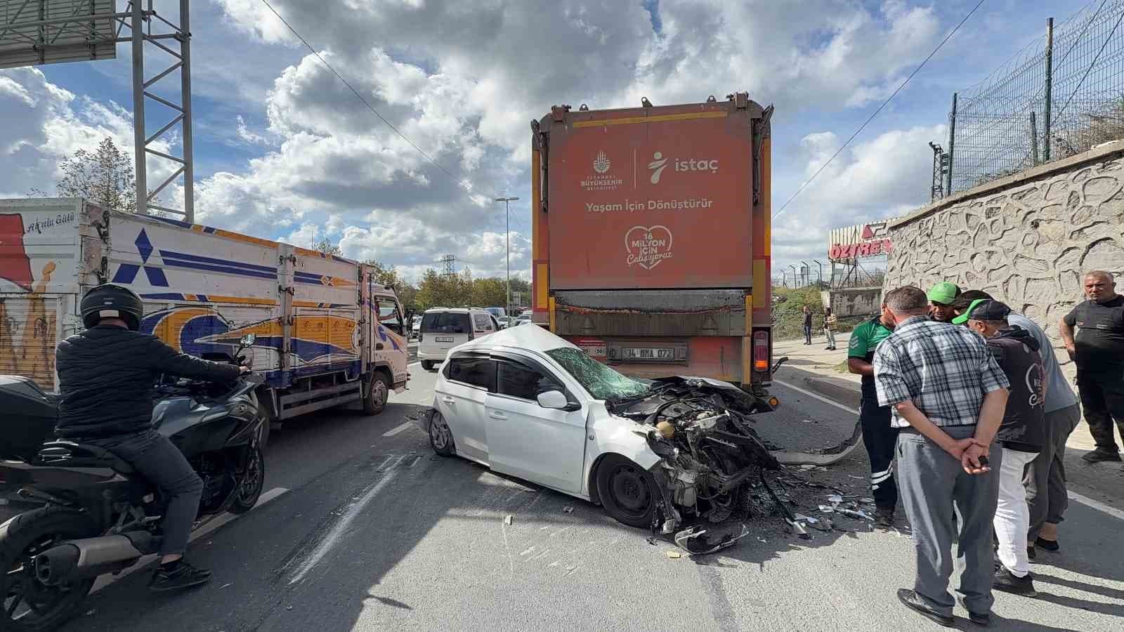 Arnavutköy'de Zincirleme Trafik Kazası: Otomobil Pert Oldu