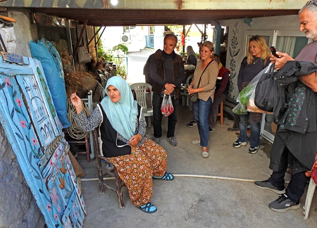 Çeşme'de Eski Bir Kapı Sanatla Yeniden Hayat Buldu