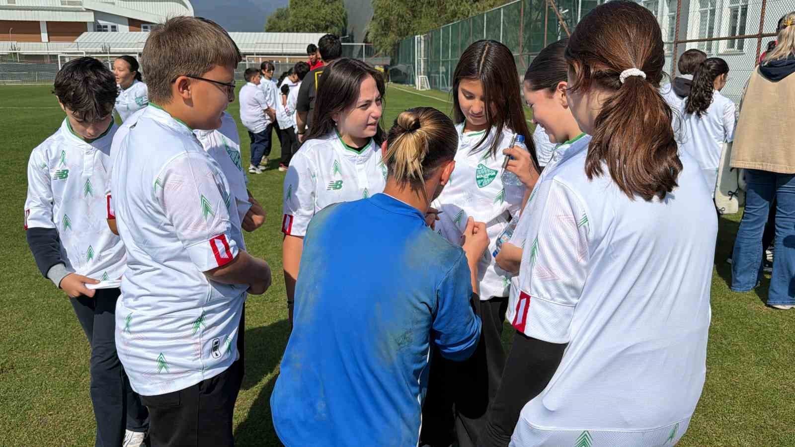Boluspor'da Küçük Taraftarlara Özel Gün: 40 Öğrenciye İmzalı Forma