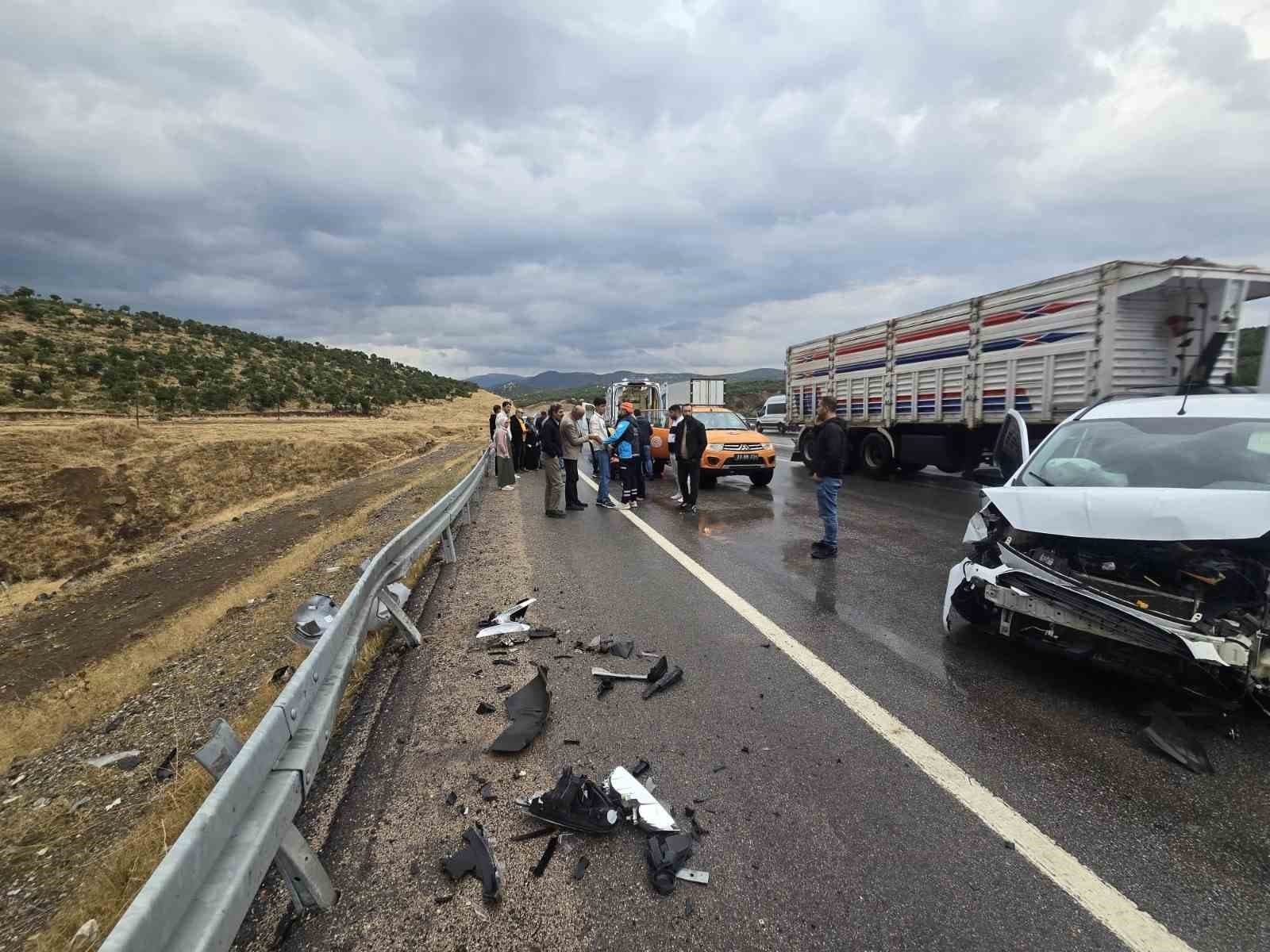 Bingöl'de Trafik Kazası: Hafif Ticari Araç Bariyere Çarptı