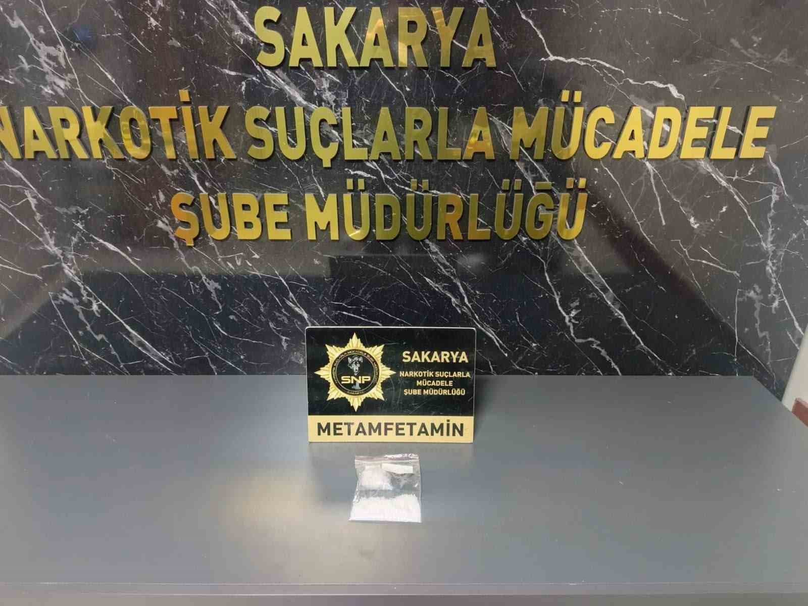 İstanbul'dan Sakarya'ya Uyuşturucu Taşıyan 2 Kişi Tutuklandı