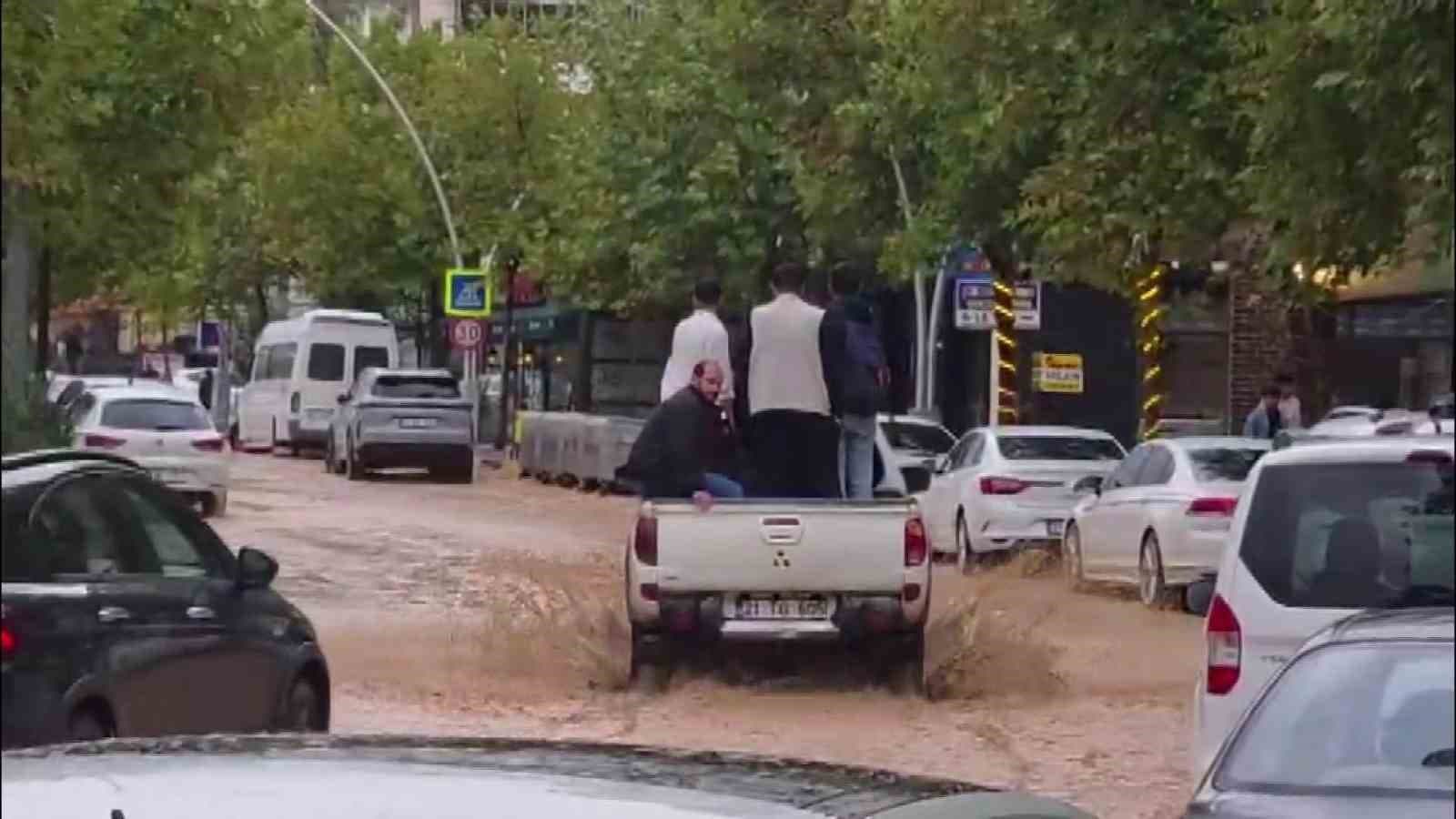 Ergani'de Sağanak Yağış Kaosa Neden Oldu