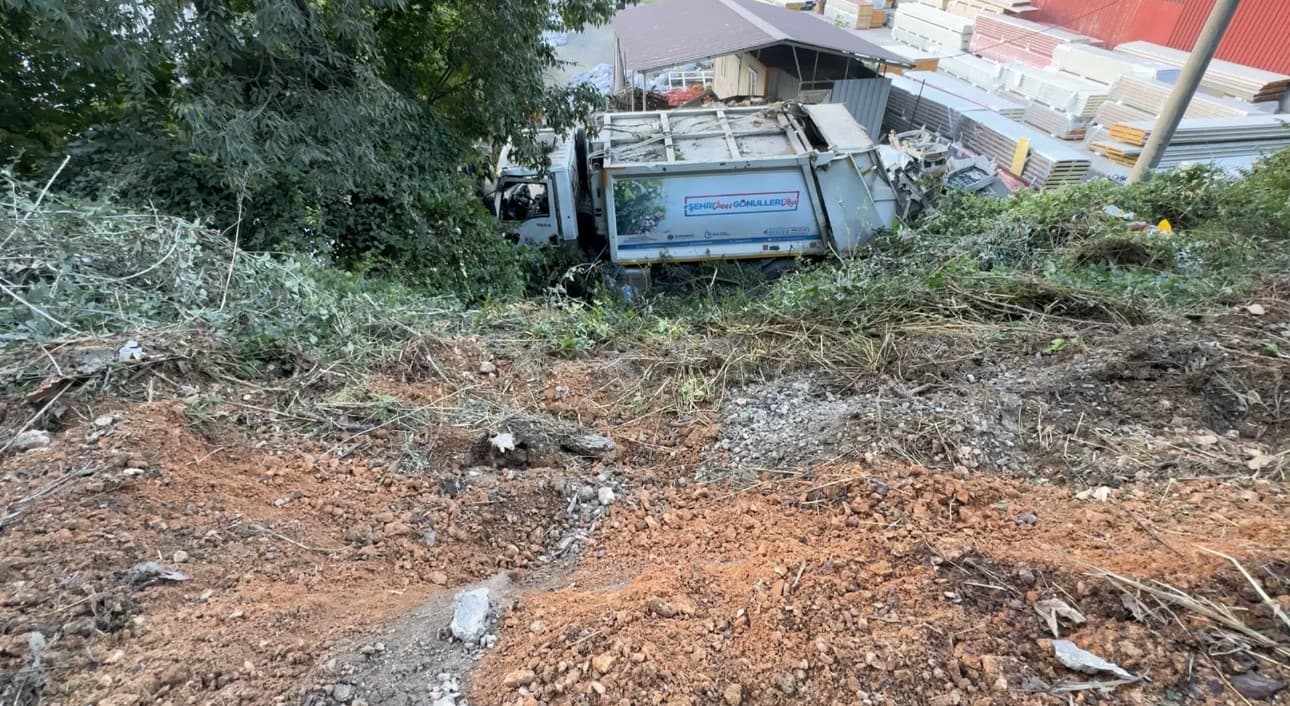 Karabük'te Yol Vermek İsteyen Çöp Kamyonu Şarampole Devrildi: 3 Yaralı