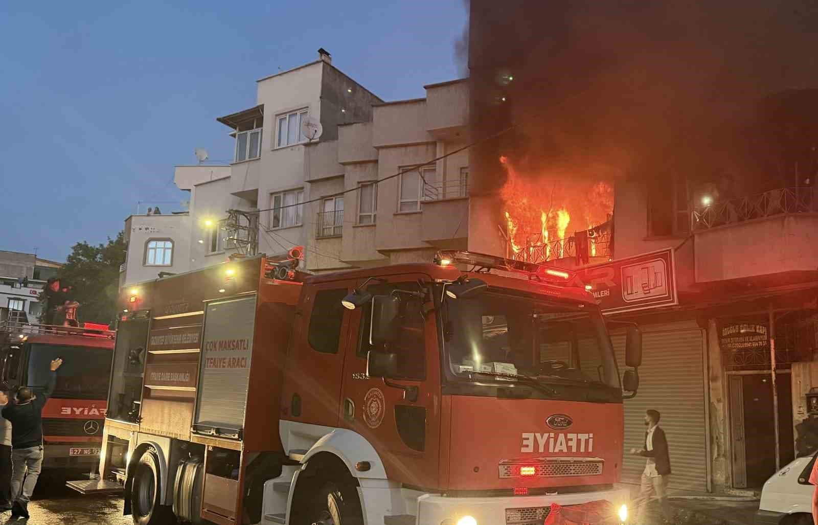 Gaziantep Nizip'te Ev Yangını: 1 Kişi Yaralandı
