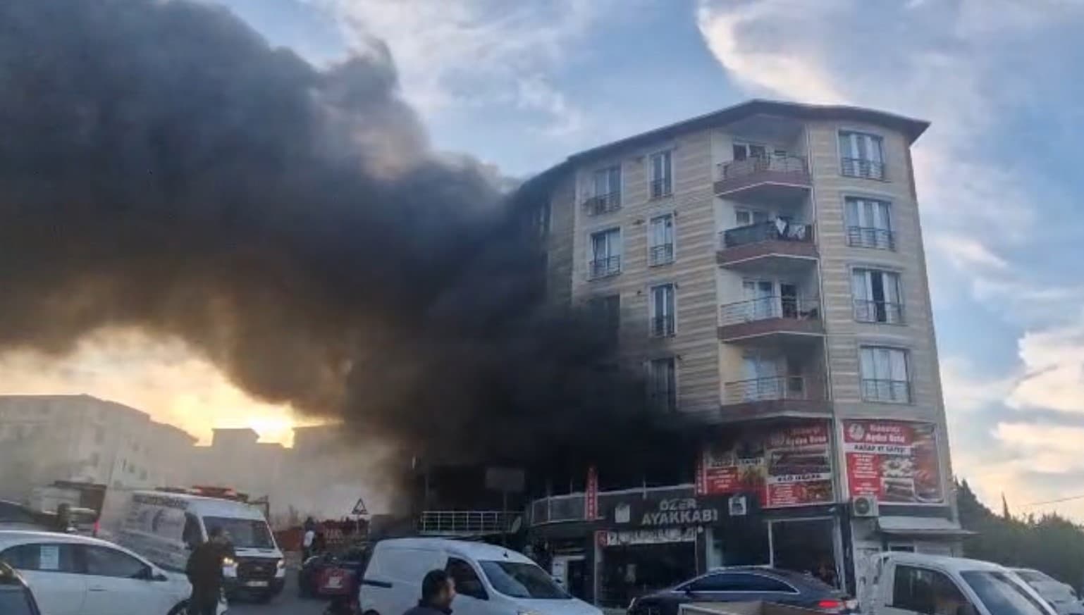 Arnavutköy'de Restoran Yangını Panik Yarattı