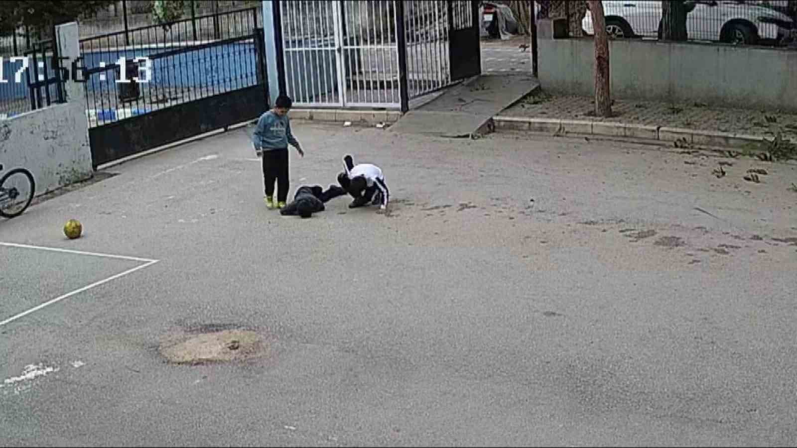 Okul Bahçesinde Top Çarpmasıyla Yere Yığılan Çocuğa Müdür Yetişti