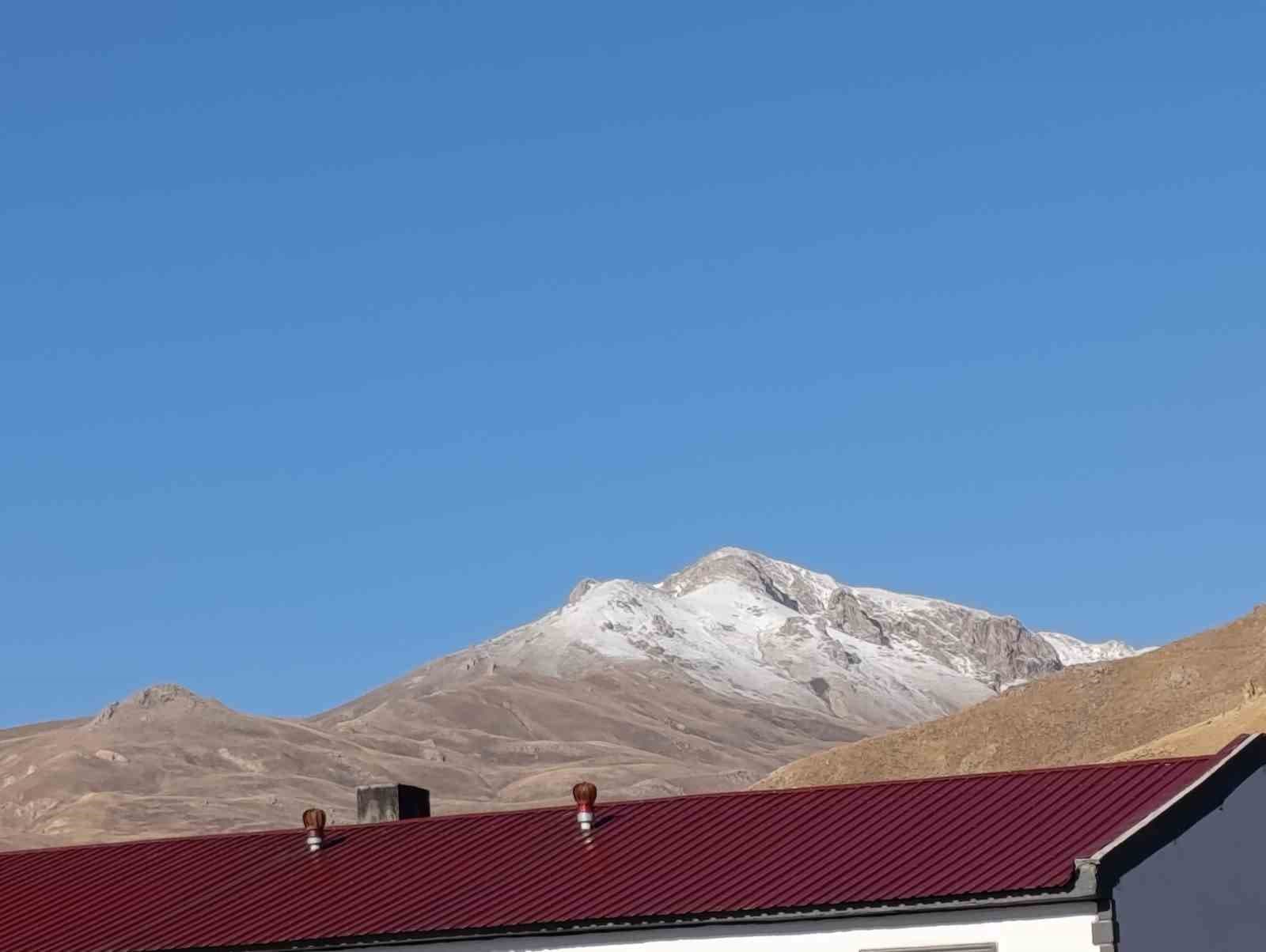 Başkale'nin Yüksek Kesimlerinde Kar Yağışı Başladı