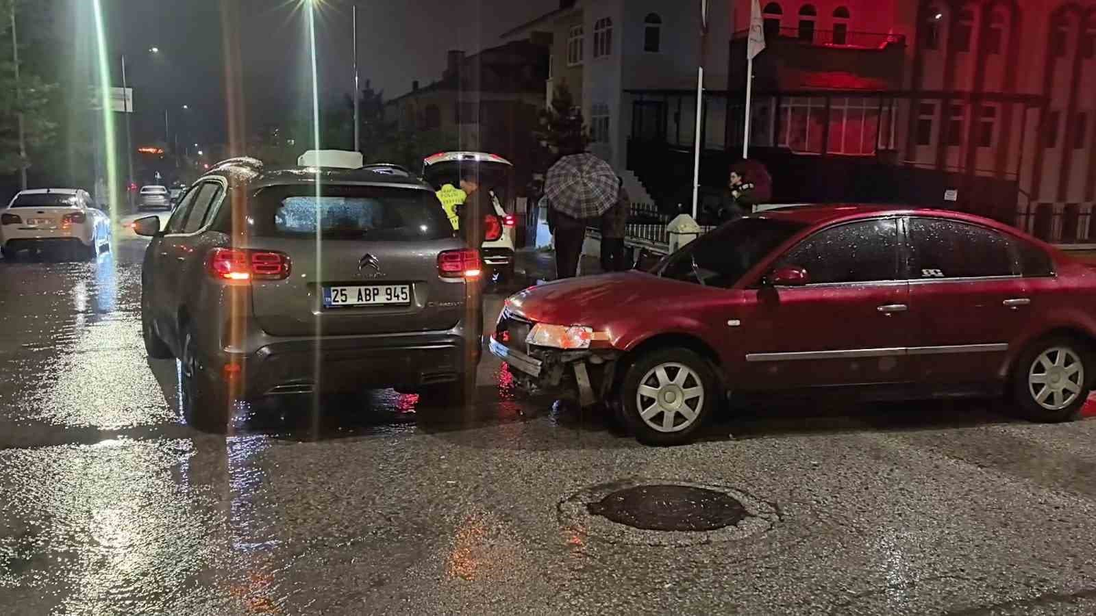 Erzurum'da İki Otomobil Çarpıştı: 1 Yaralı