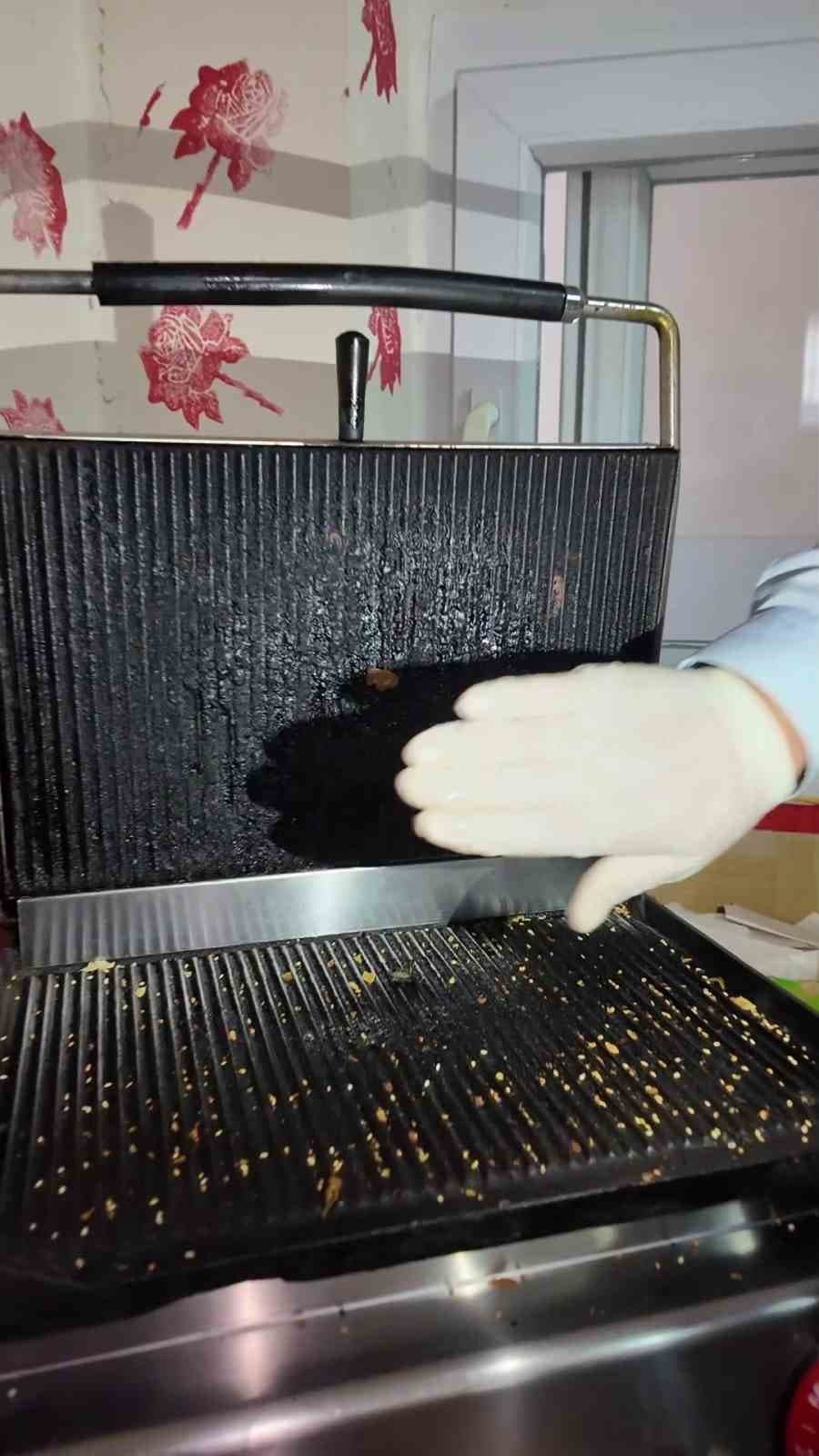 Okul Kantinlerinde Hijyen Skandalı: Tarihi Geçmiş Döner ve Kirli Tost Makinesi