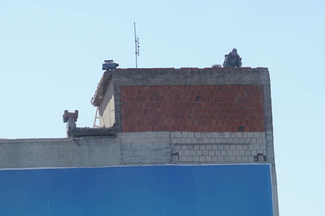 İzmir'de 10 Katlı Binanın Çatısında İş Güvenliği İhlali