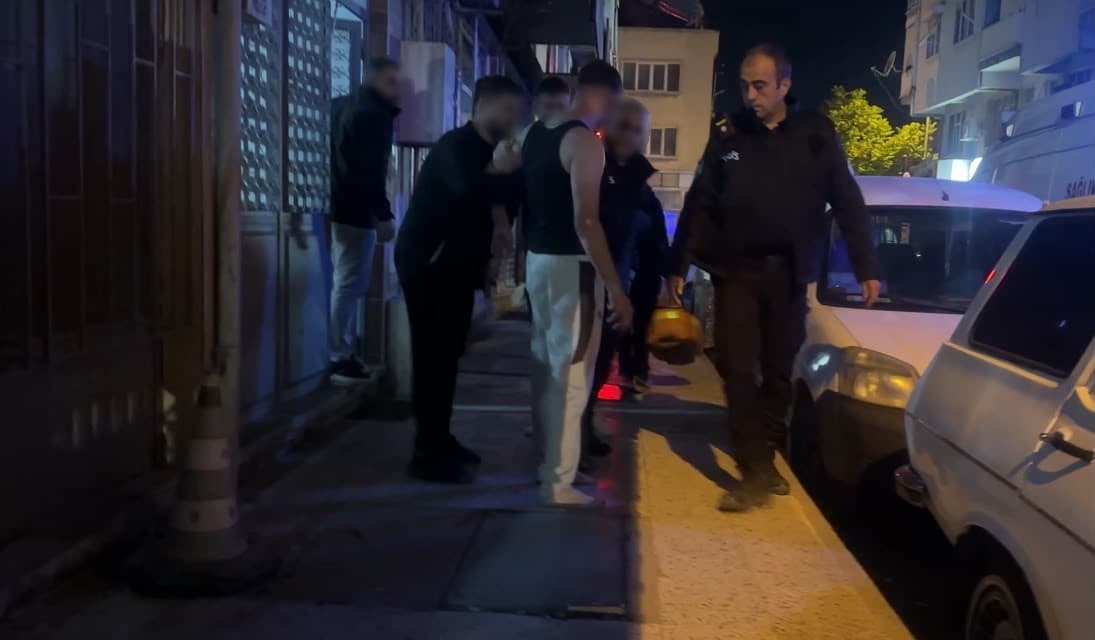 Yaralı Adamın Ambulans Direnişi: Yardım Eden Arkadaşlarına Tepki Gösterdi