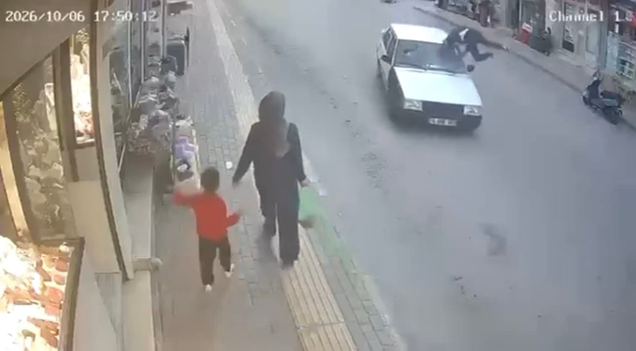 Bursa'da Yanlayarak Caddeye Çıkan Otomobil Yayaya Çarptı