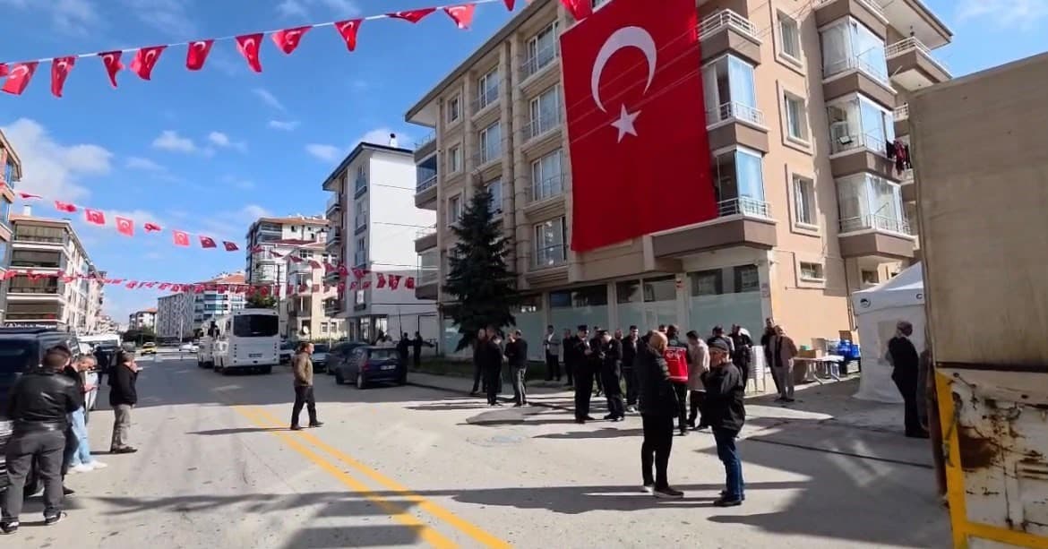 Şehit Polis Ahmet Türkoğlu'nun Evine Türk Bayrağı Asıldı