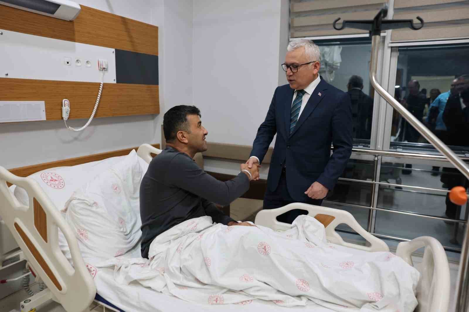 Vali Şimşek, Zehirlenen İşçileri Hastanede Ziyaret Etti