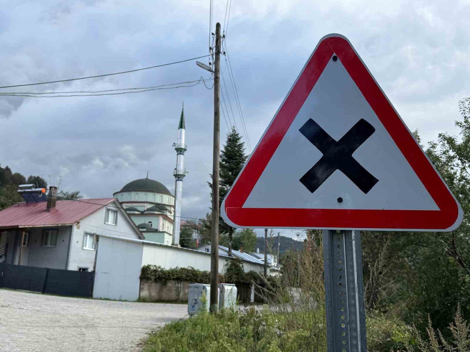 Kaynaşlı'da Yol Güvenliği İçin Trafik Levhaları Yenilendi