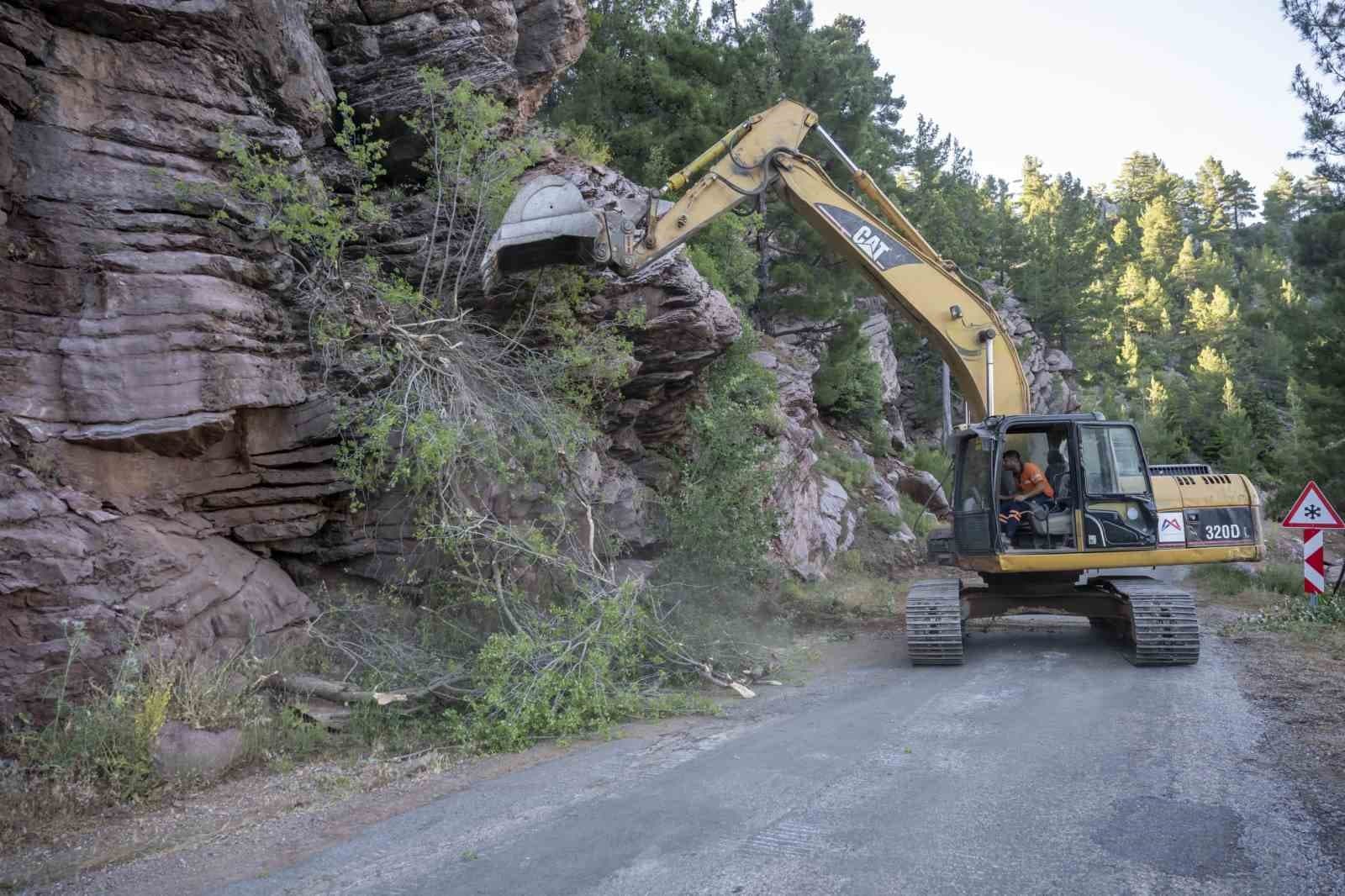 Bozyazı'da 14 Kilometrelik Yayla Yolu Yenilendi