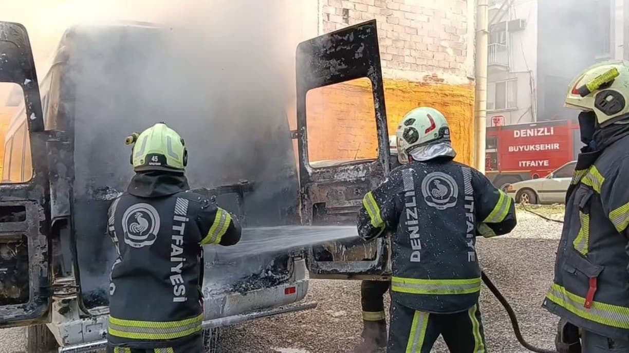 Pamukkale'de Seyir Halindeki Otomobil Alev Alev Yandı