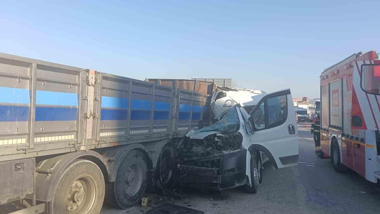 Kırıkkale'de Minibüs Tıra Çarptı: 1 Yaralı