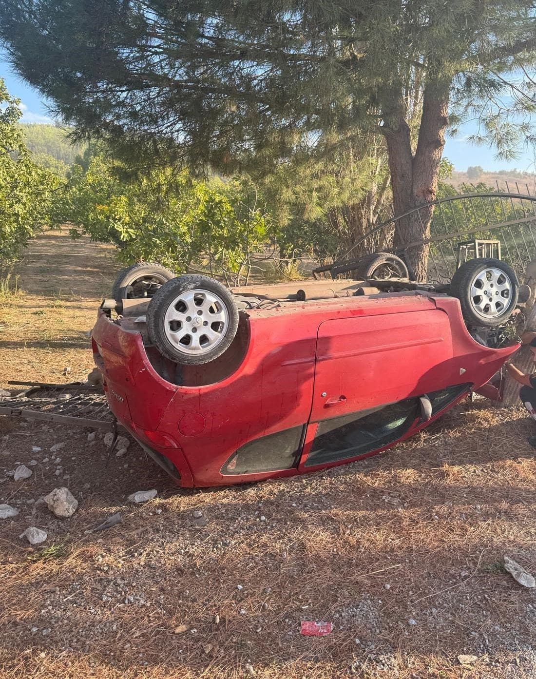Kuşadası'nda Mıcır Kazası: Otomobil Takla Attı, 1 Kişi Yaralandı