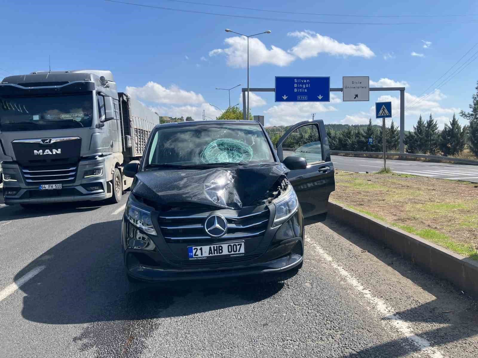 Diyarbakır'da Yol Geçerine Araç Çarptı: Yaralı Ağır