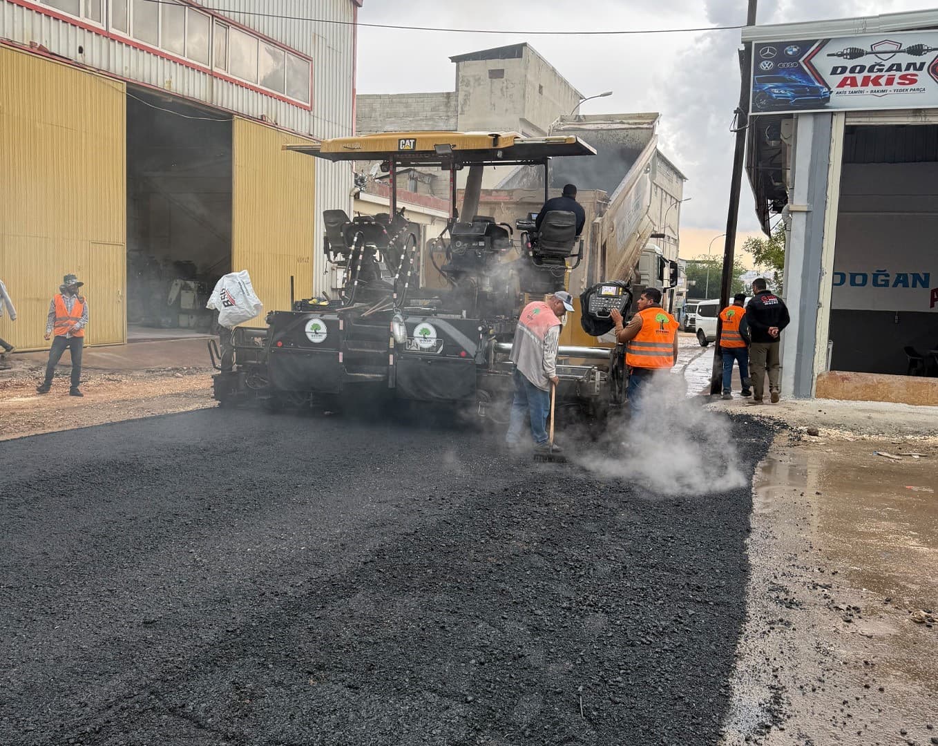 KÜSGET ve 25 Aralık Sanayi Sitesi'nde Yol Yenileme Çalışmaları Sürüyor