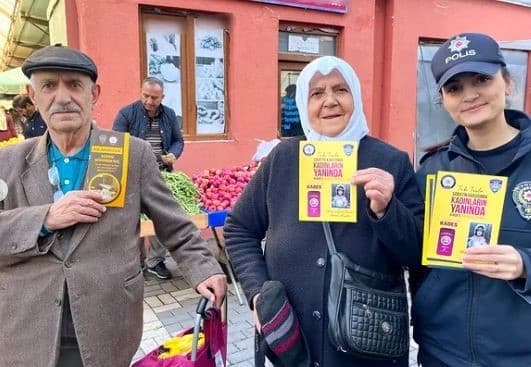Ardahan'da Polisten Dolandırıcılık ve Kadına Şiddete Karşı Farkındalık Çalışması