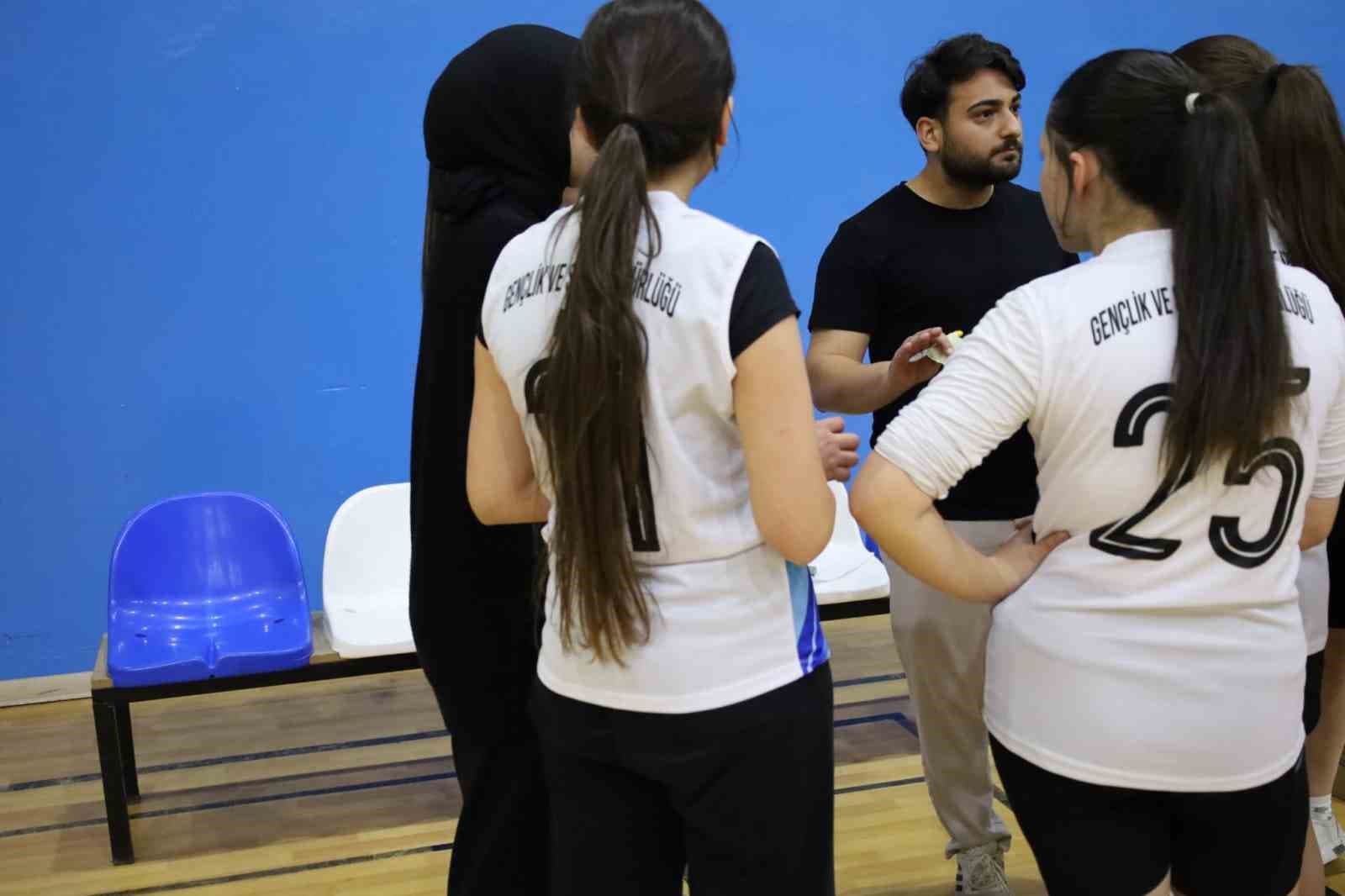 Ağrı ve Van'ın Genç Voleybolcuları Sahada Mücadele Etti