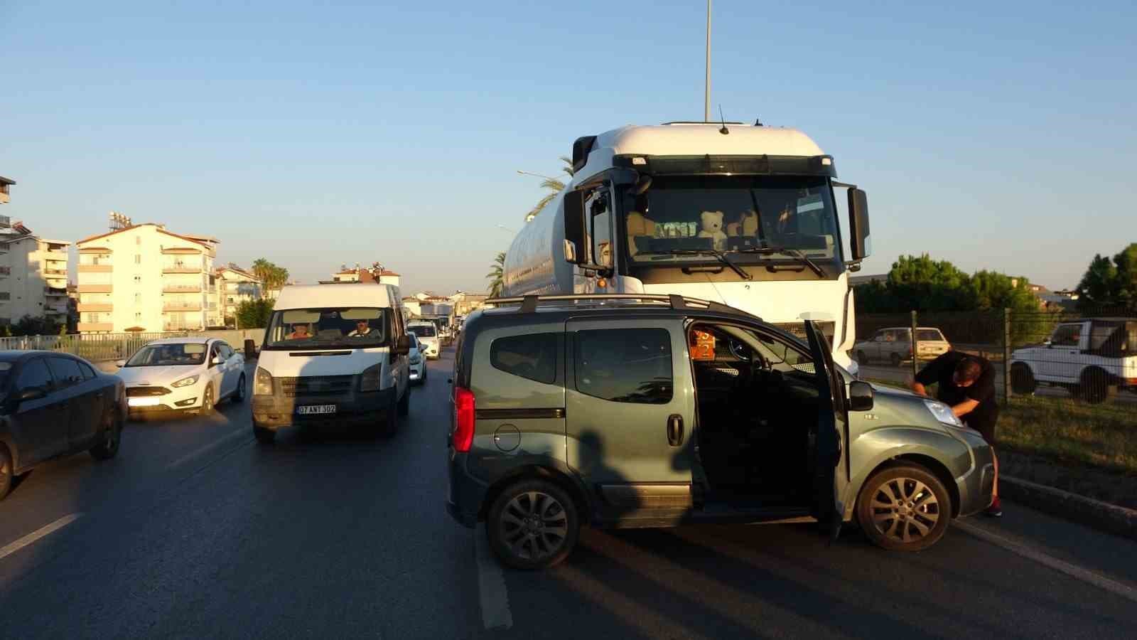 Manavgat'ta LPG Tankeri ile Hafif Ticari Araç Çarpıştı