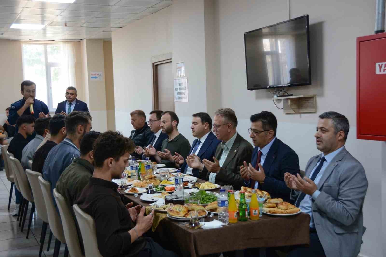 Vali Musa Işın Üniversite Öğrencileriyle Bir Araya Geldi