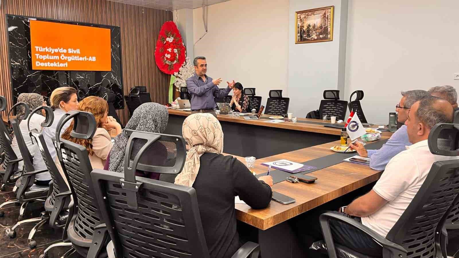 Şırnak'taki STK'lara AB Standartlarında Kapasite Geliştirme Eğitimi Verildi